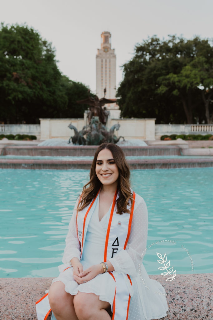 UT Austin senior photos next to Littlefield Fountain