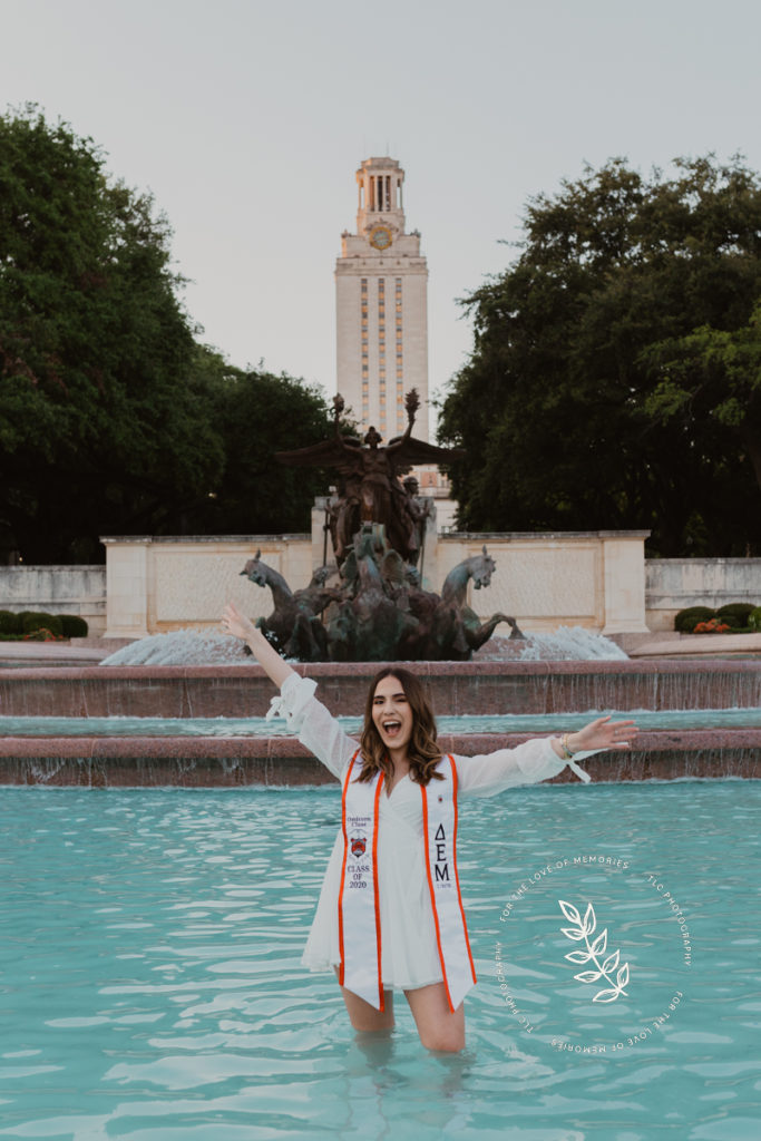 UT Austin senior photos in Littlefield Fountain