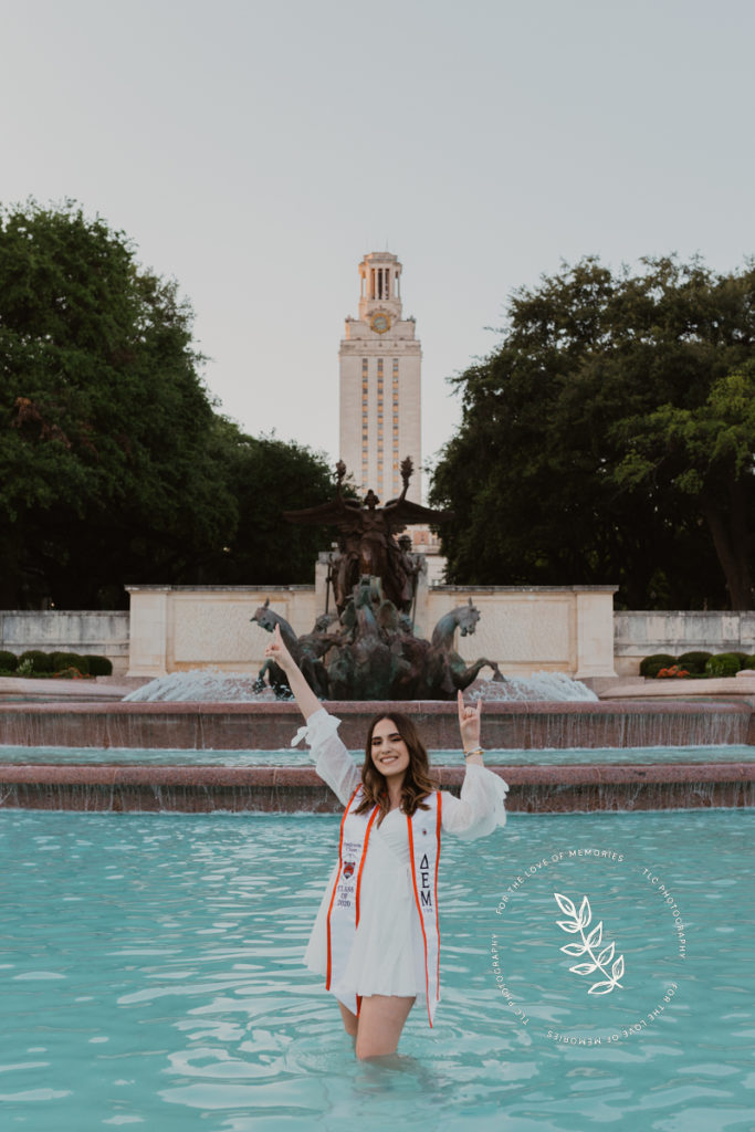 UT Austin senior photos in Littlefield Fountain