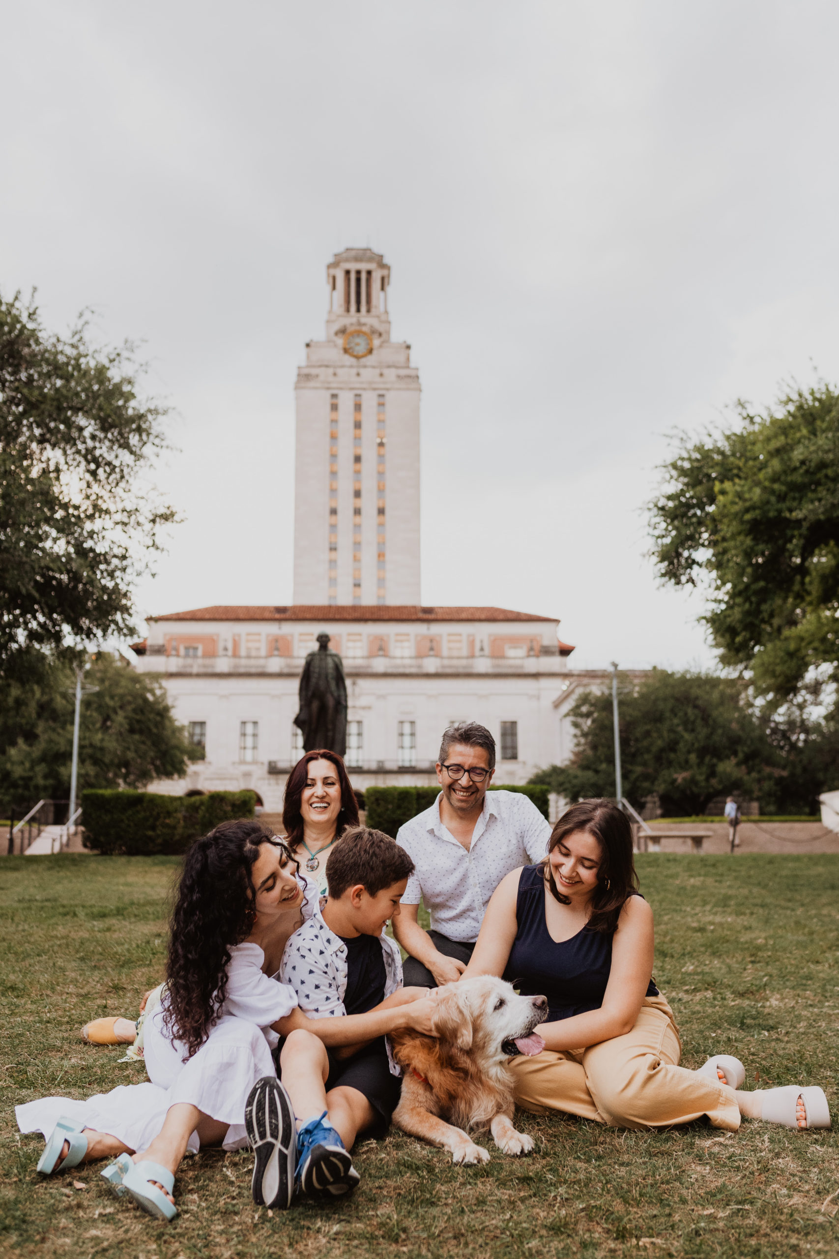 UT Austin graduation photo session with family in front of the UT Tower